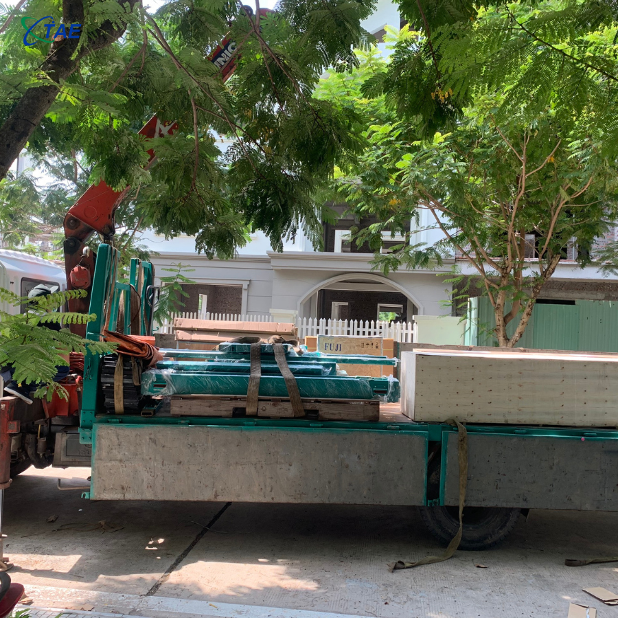 Vận chuyển thang kính đến nơi lắp đặt